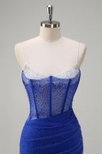 Robe de bal longue sirène à bretelles spaghetti, ornée de perles et fendue, bleu roi pailleté. Entièrement à paillettes et fendue.