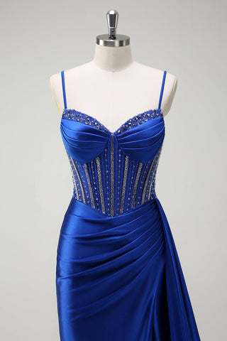 Robe de bal longue sirène en satin bleu roi pailleté, bretelles spaghetti et corset orné de perles