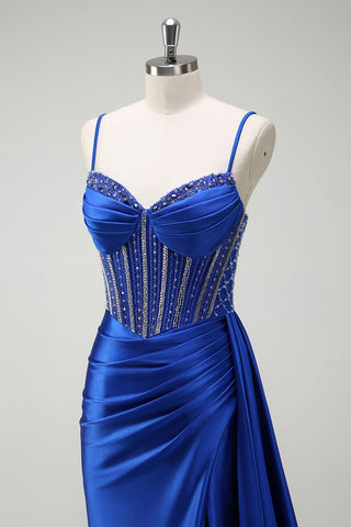 Robe de bal longue sirène en satin bleu roi pailleté, bretelles spaghetti et corset orné de perles