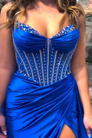 Robe de bal longue sirène en satin bleu roi pailleté, bretelles spaghetti et corset orné de perles