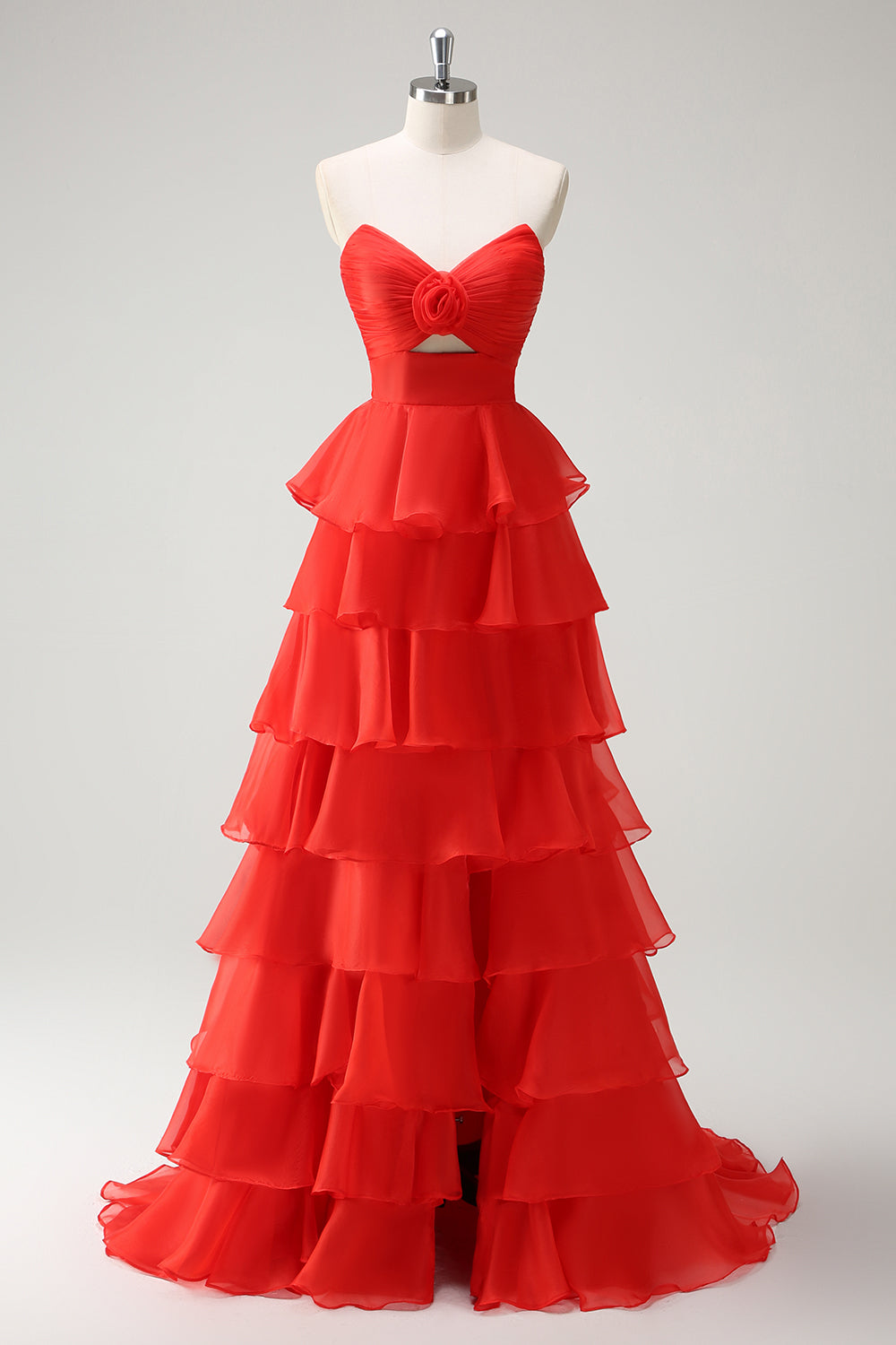 Robe de bal longue orange à volants et décolleté cœur, fendue.