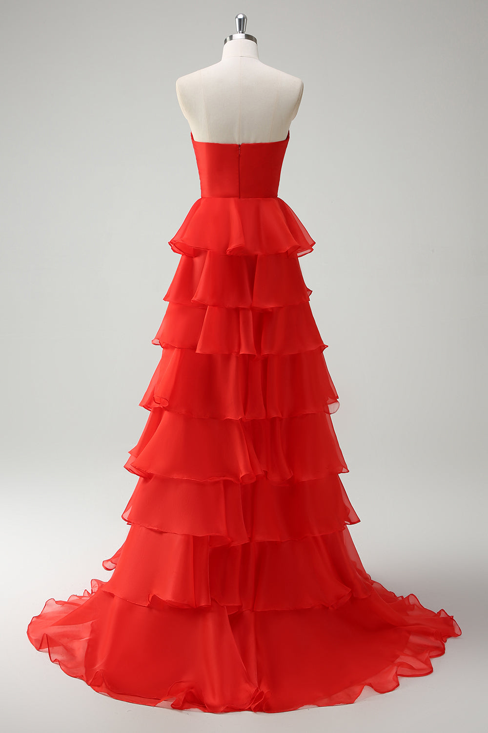 Robe de bal longue orange à volants et décolleté cœur, fendue.