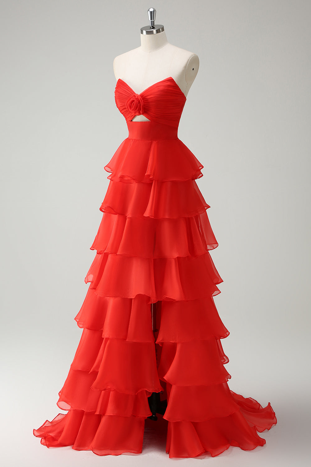 Robe de bal longue orange à volants et décolleté cœur, fendue.