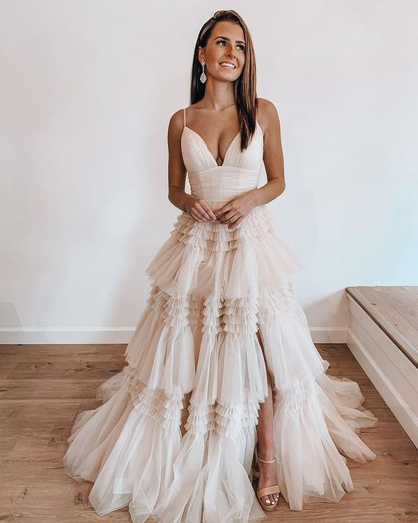 Vestido de gala de tul color champán claro con escote en V y tirantes, modelo Y1875
