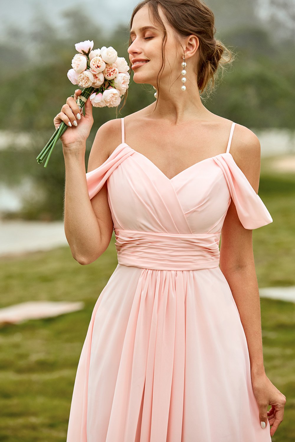 Robe de demoiselle d'honneur rose poudré à épaules dénudées