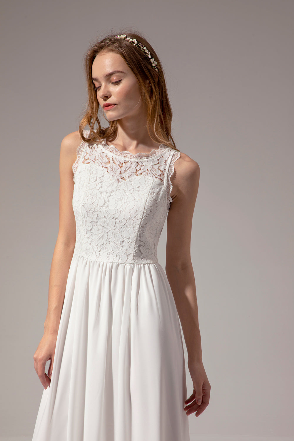 Robe de bal longue blanche trapèze à décolleté cœur et dentelle