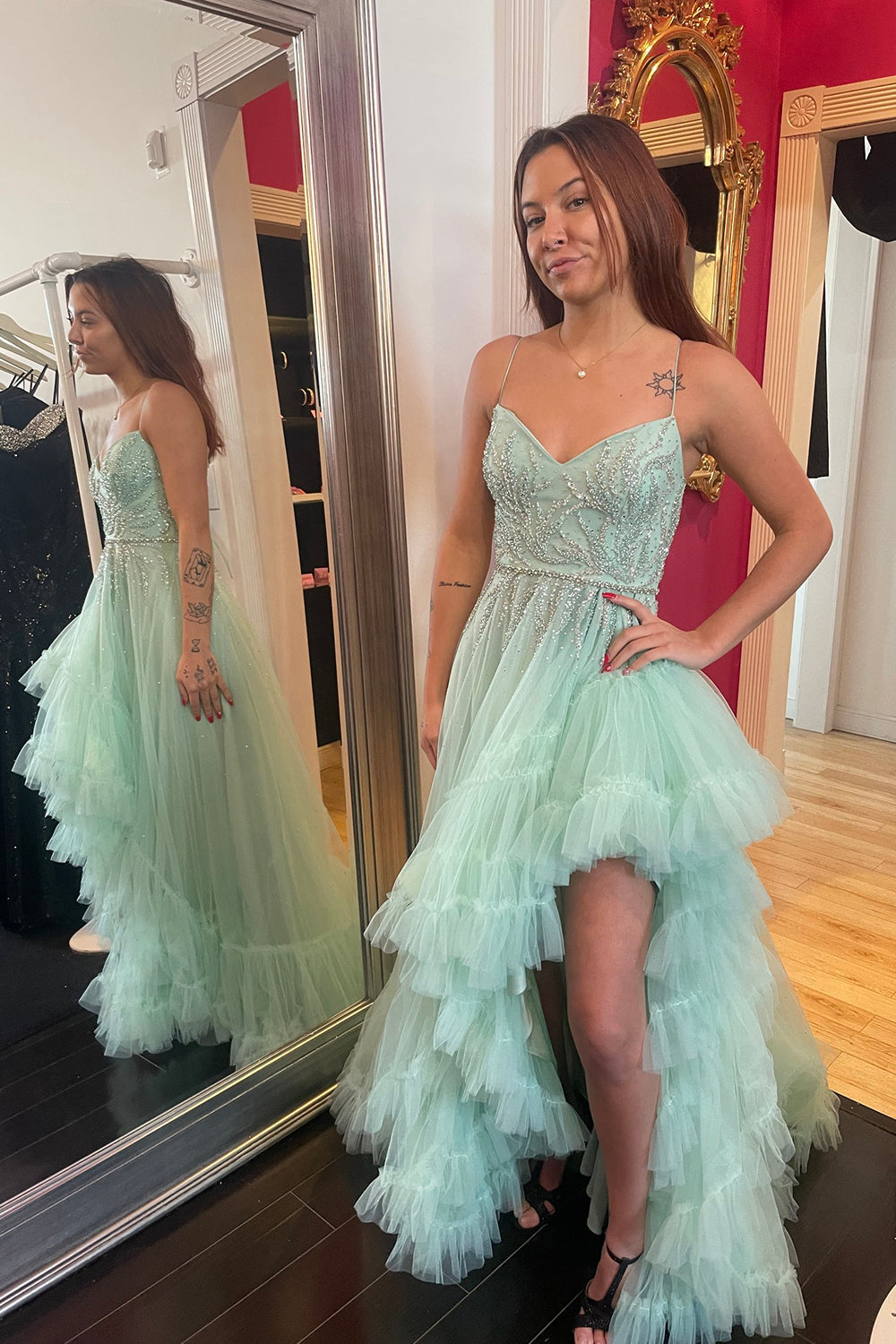Robe de bal longue en tulle à fines bretelles, coupe trapèze et volants, couleur sauge, ornée de perles