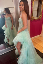 Robe de bal longue en tulle à fines bretelles, coupe trapèze et volants, couleur sauge, ornée de perles