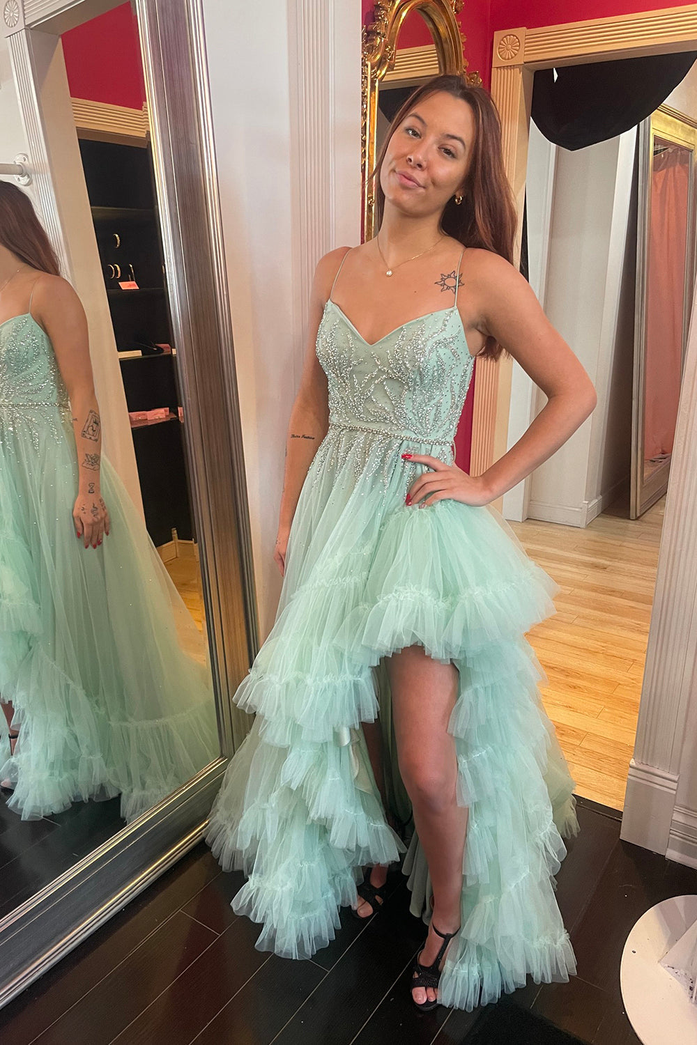 Robe de bal longue en tulle à fines bretelles, coupe trapèze et volants, couleur sauge, ornée de perles
