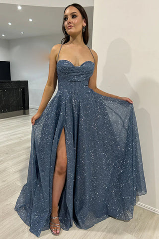 Robe de bal longue en tulle bleu pailleté à fines bretelles et corset fendue.