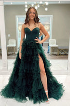 Robe de bal longue en tulle à fines bretelles, bustier à volants et fente, avec jupe corset fendue.