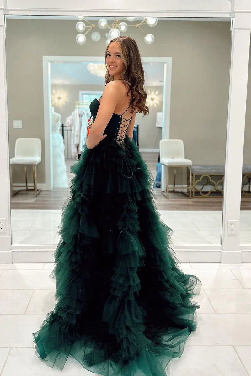 Robe de bal longue en tulle à fines bretelles, bustier à volants et fente, avec jupe corset fendue.