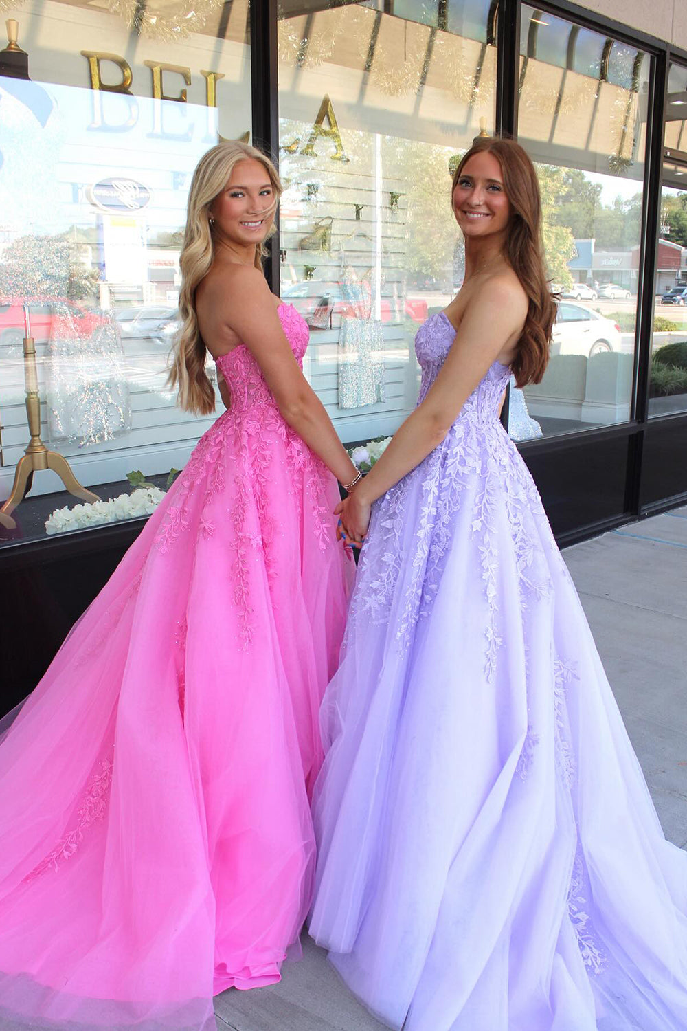 Robe de bal longue bustier en tulle lilas, coupe trapèze, ornée d'appliques