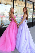 Robe de bal longue bustier en tulle lilas, coupe trapèze, ornée d'appliques