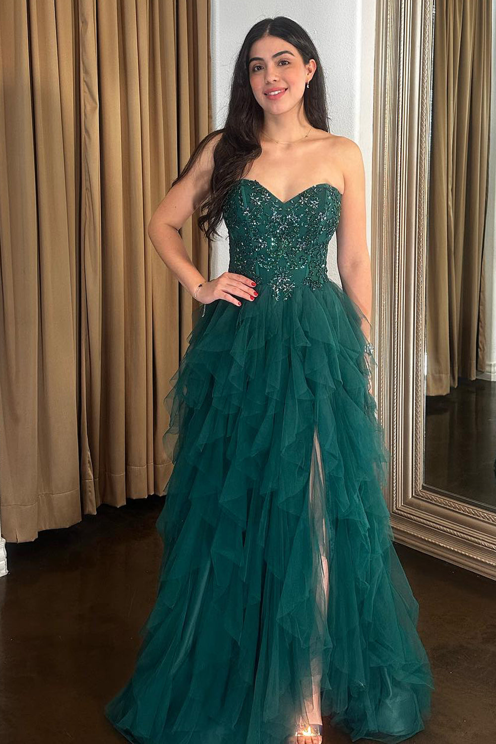 Robe de bal longue en tulle à volants et corset trapèze ornée d'appliques