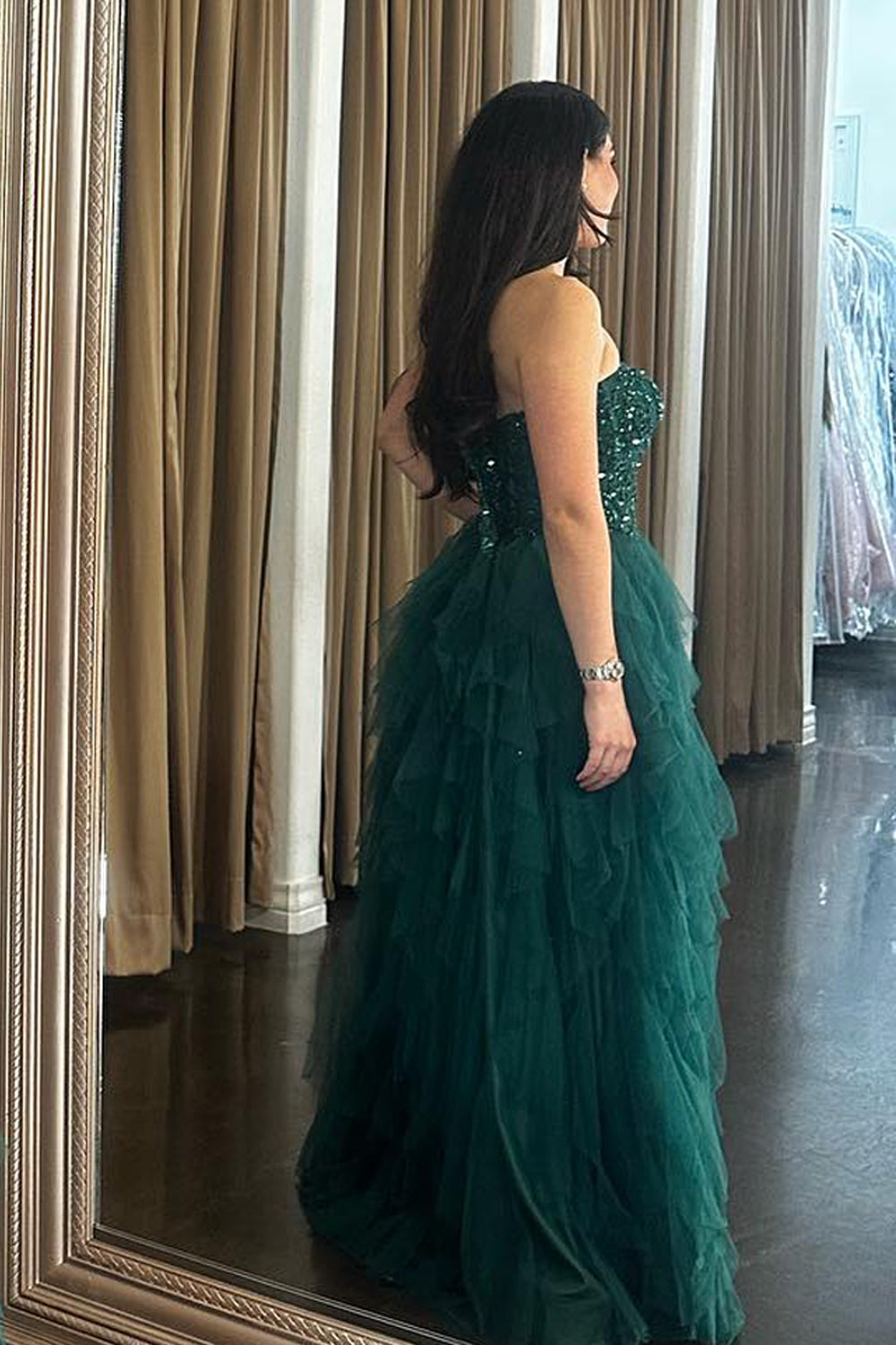 Robe de bal longue en tulle à volants et corset trapèze ornée d'appliques