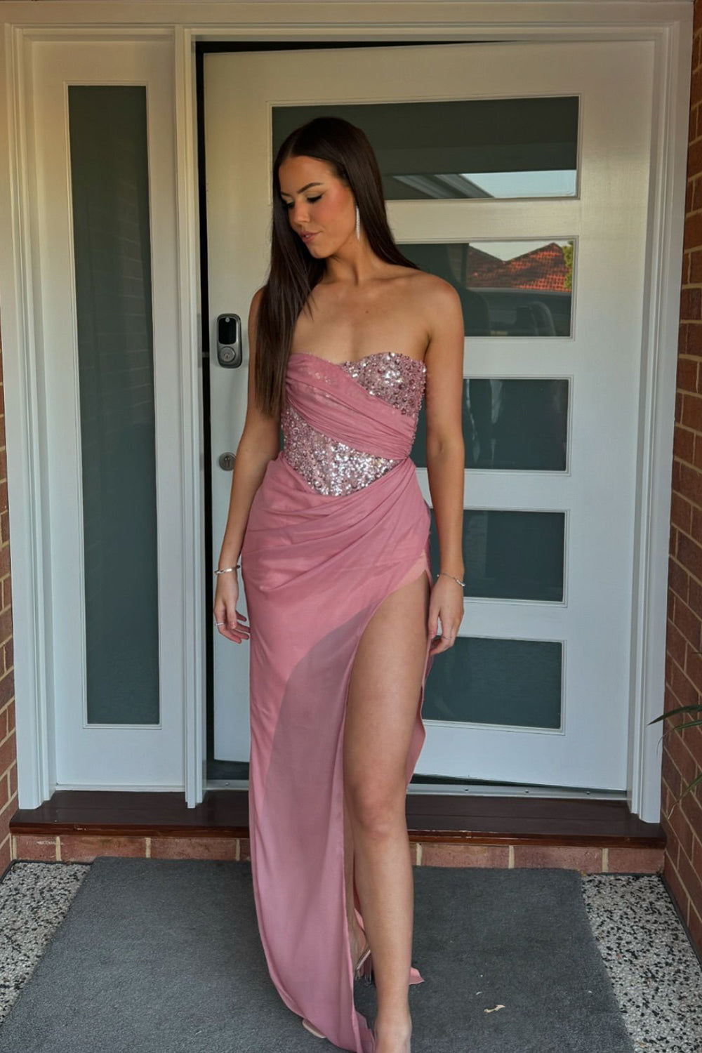 Robe de bal longue sirène à sequins rose poudré sans bretelles et fente