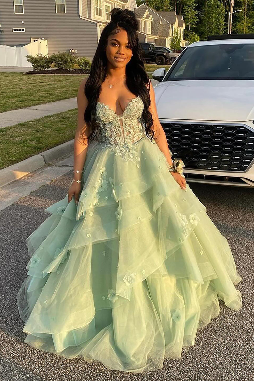 Vestido de fiesta largo de tul con tirantes finos, corte en A, estilo corsé escalonado, color verde salvia, con apliques y tirantes finos.