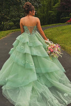 Vestido de fiesta largo de tul con tirantes finos, corte en A, estilo corsé escalonado, color verde salvia, con apliques y tirantes finos.