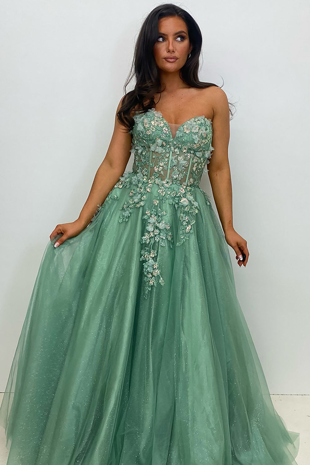 Robe de bal longue en tulle à volants et corset trapèze, couleur sauge, ornée d'appliques