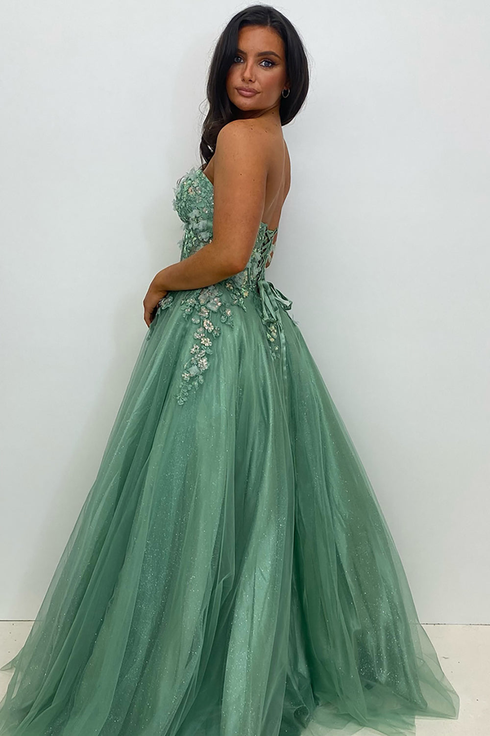 Robe de bal longue en tulle à volants et corset trapèze, couleur sauge, ornée d'appliques