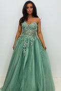 Robe de bal longue en tulle à volants et corset trapèze, couleur sauge, ornée d'appliques