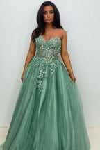 Robe de bal longue en tulle à volants et corset trapèze, couleur sauge, ornée d'appliques