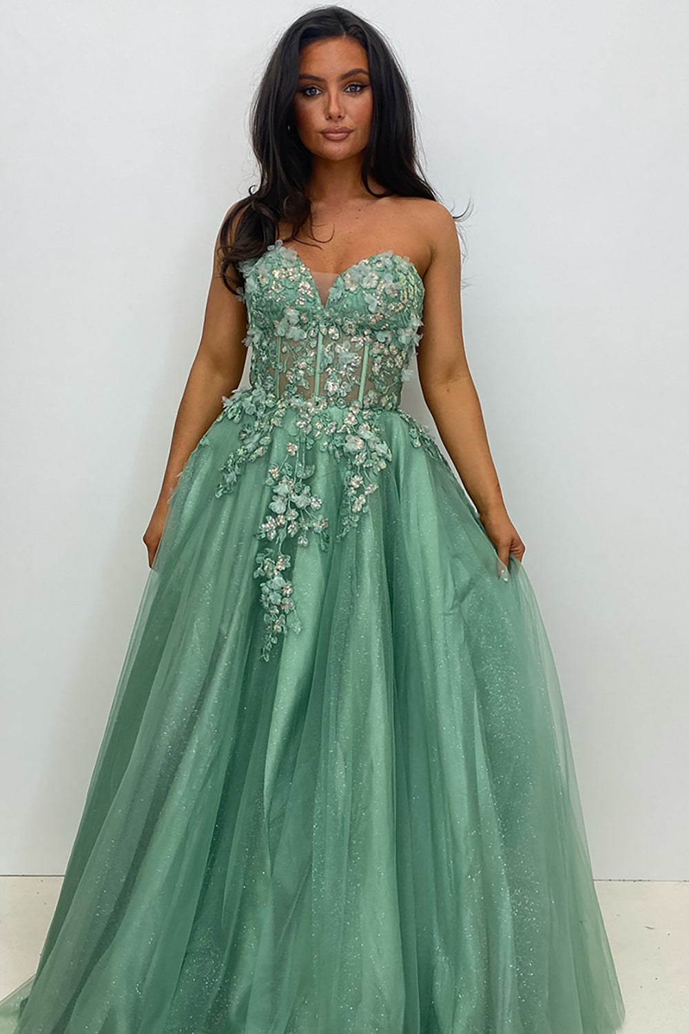 Robe de bal longue en tulle à volants et corset trapèze, couleur sauge, ornée d'appliques