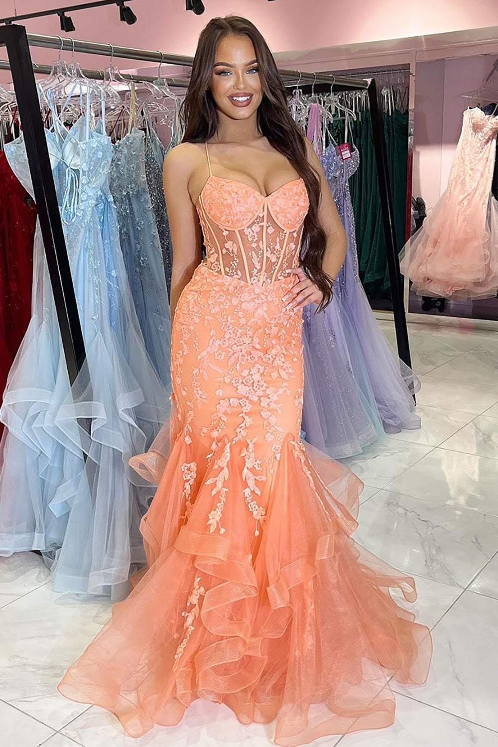 Robe de bal longue sirène à bretelles spaghetti, corset à volants en tulle et appliques