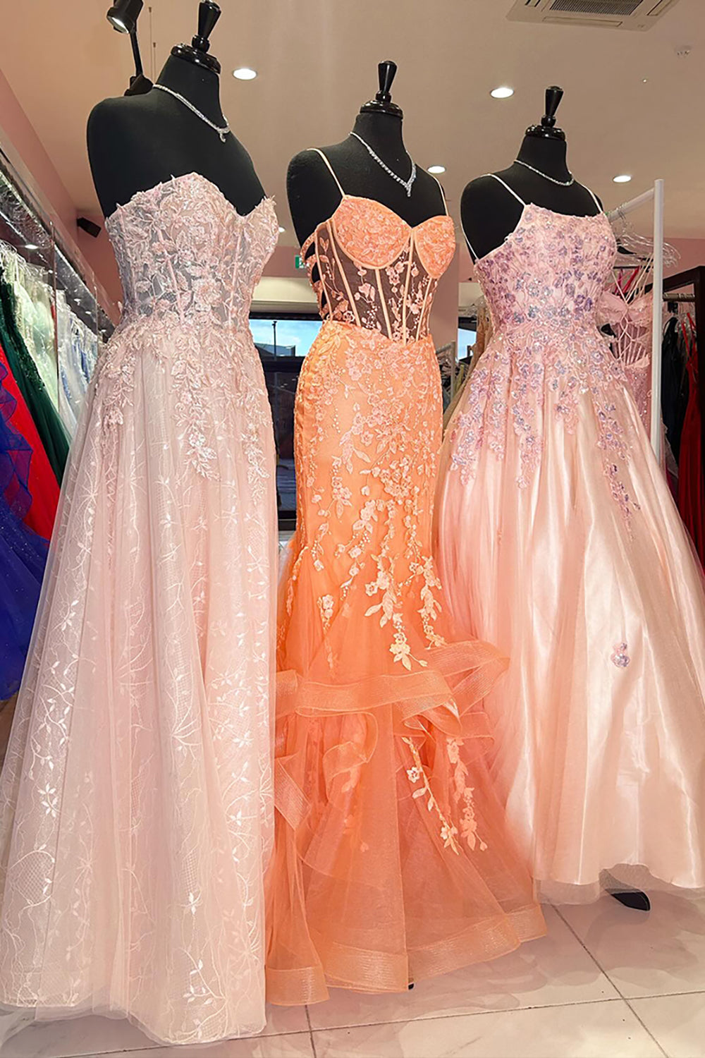 Robe de bal longue sirène à bretelles spaghetti, corset à volants en tulle et appliques