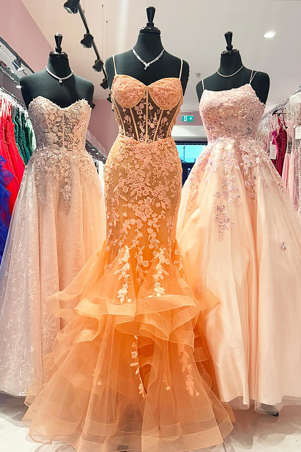 Robe de bal longue sirène à bretelles spaghetti, corset à volants en tulle et appliques
