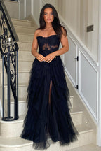 Robe de bal longue bustier en tulle rose poudré, coupe trapèze, à volants et corset orné d'appliques