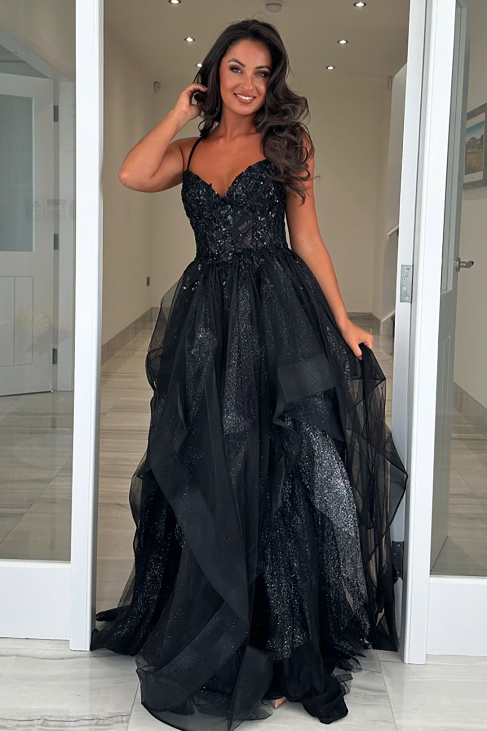 Robe de bal longue à bretelles spaghetti scintillantes, coupe trapèze, sequins et corset à volants.