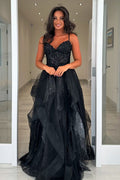 Robe de bal longue à bretelles spaghetti scintillantes, coupe trapèze, sequins et corset à volants.