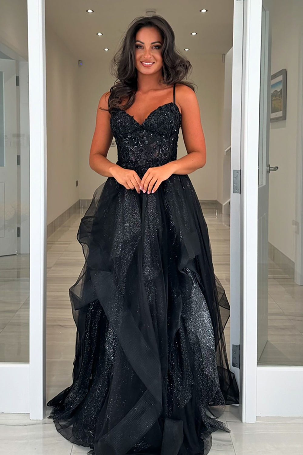 Robe de bal longue à bretelles spaghetti scintillantes, coupe trapèze, sequins et corset à volants.
