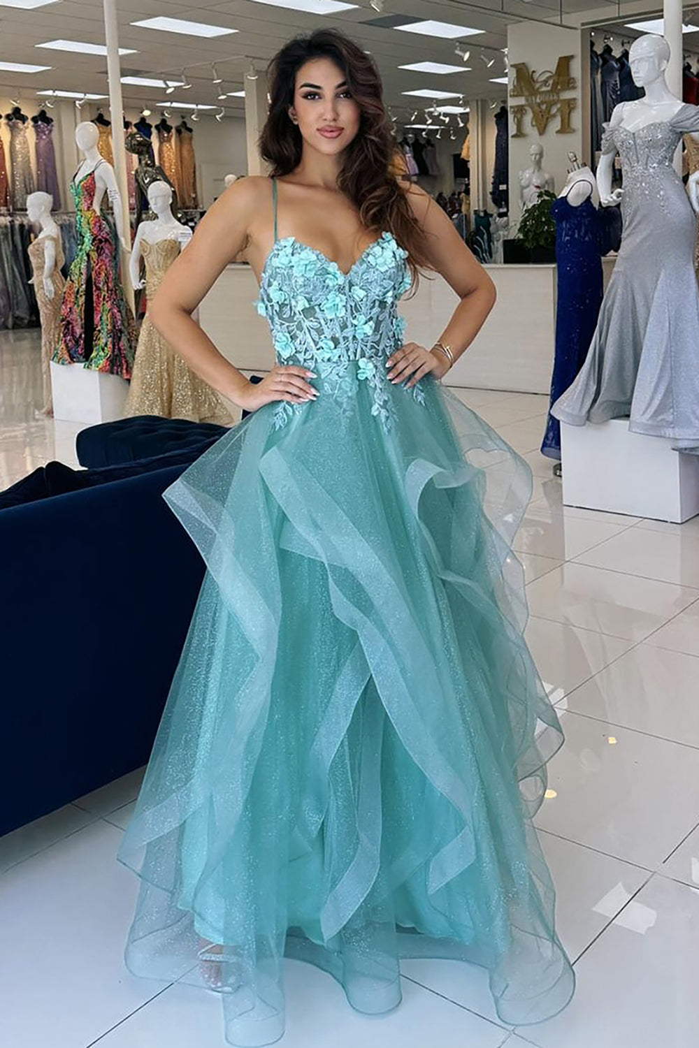 Robe de bal longue en tulle à bretelles spaghetti, coupe trapèze, corset à volants et appliques