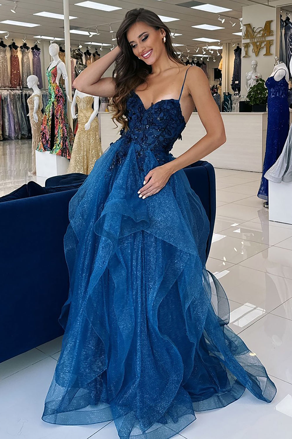 Robe de bal longue en tulle à bretelles spaghetti, coupe trapèze, corset à volants et appliques