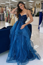 Robe de bal longue en tulle à bretelles spaghetti, coupe trapèze, corset à volants et appliques