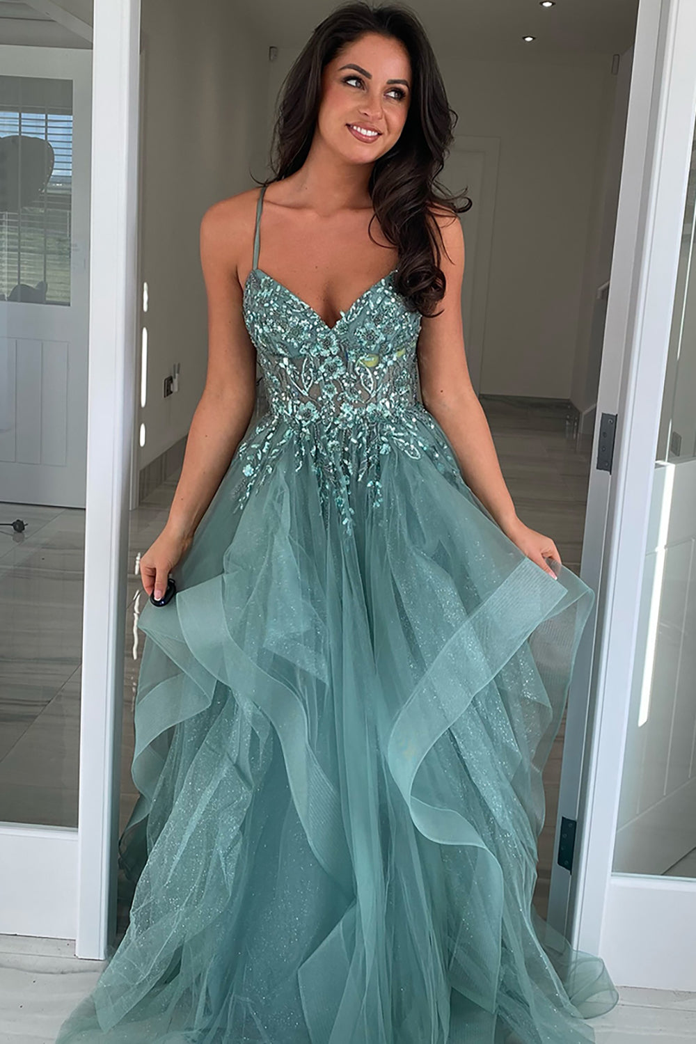 Robe de bal longue en tulle à bretelles spaghetti, coupe trapèze, corset à volants et appliques