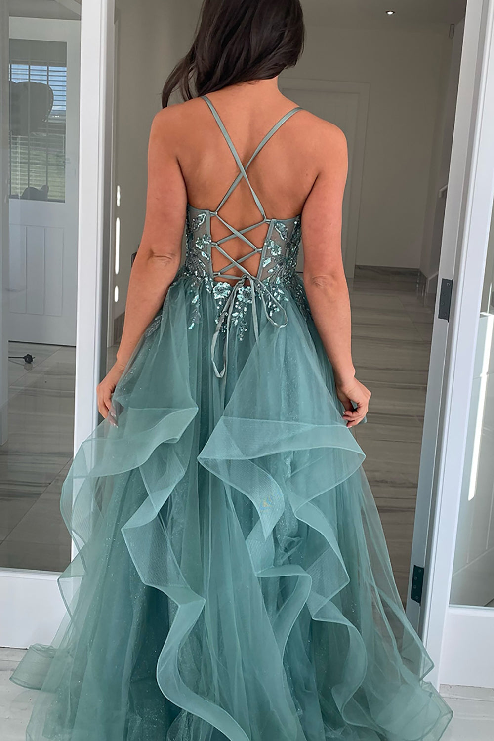 Robe de bal longue en tulle à bretelles spaghetti, coupe trapèze, corset à volants et appliques