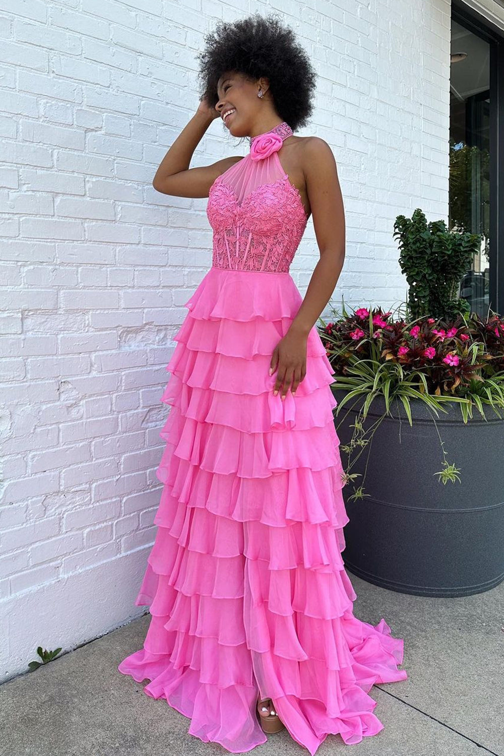 Robe de bal longue en mousseline de soie à col halter, coupe trapèze, volants et corset ornée d'appliqués
