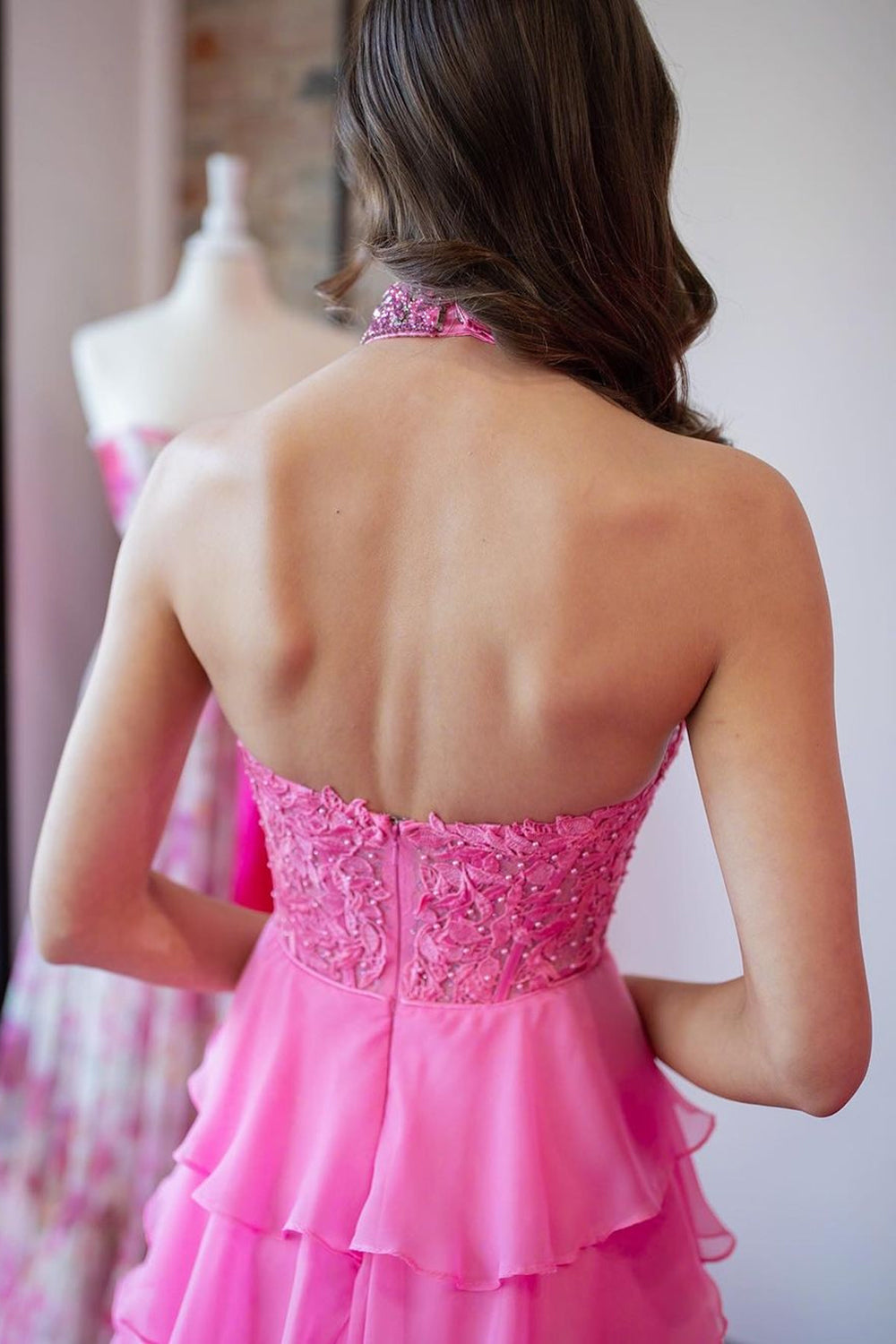Robe de bal longue en mousseline de soie à col halter, coupe trapèze, volants et corset ornée d'appliqués