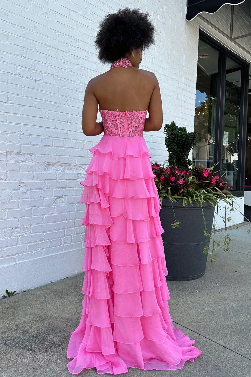 Robe de bal longue en mousseline de soie à col halter, coupe trapèze, volants et corset ornée d'appliqués