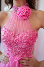 Robe de bal longue en mousseline de soie à col halter, coupe trapèze, volants et corset ornée d'appliqués