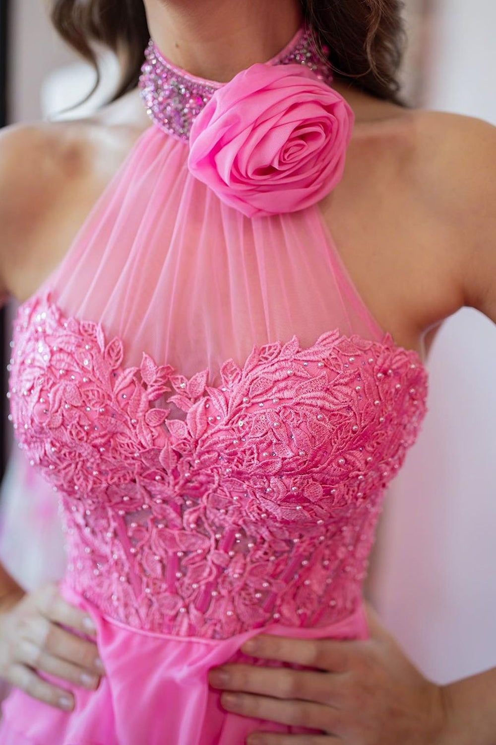 Robe de bal longue en mousseline de soie à col halter, coupe trapèze, volants et corset ornée d'appliqués