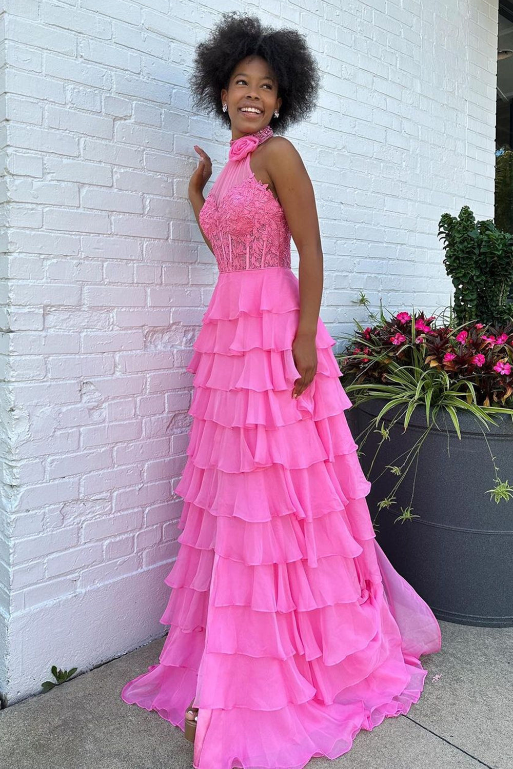 Robe de bal longue en mousseline de soie à col halter, coupe trapèze, volants et corset ornée d'appliqués