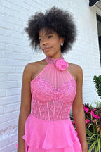 Robe de bal longue en mousseline de soie à col halter, coupe trapèze, volants et corset ornée d'appliqués