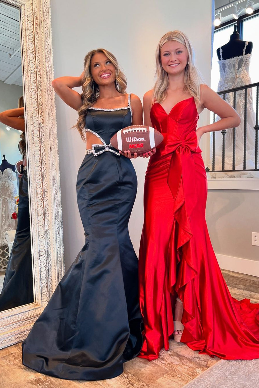 Robe de bal sirène longue en satin à fines bretelles spaghetti et corset avec nœud