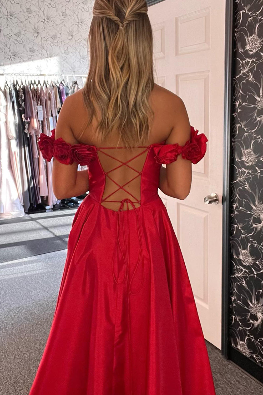 Vestido de fiesta largo de satén con corsé, corte en A, hombros descubiertos y abertura, con escote tipo corsé.