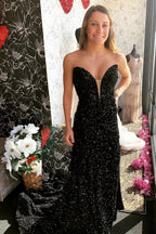 Robe de bal longue sirène à sequins scintillants, décolleté cœur et fente.